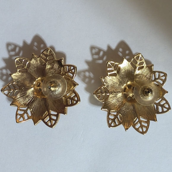 Vintage Poinsettia Enamel Rhinestone Cutout Gold Tone Earrings - Picture 7 of 11